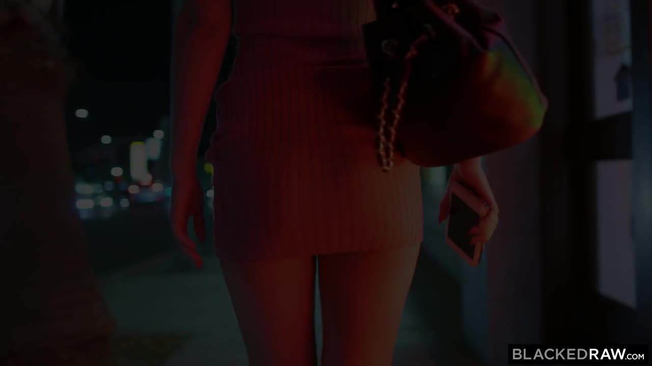 性感的拉丁女人脫掉她的內衣並得到黑色的大雞巴