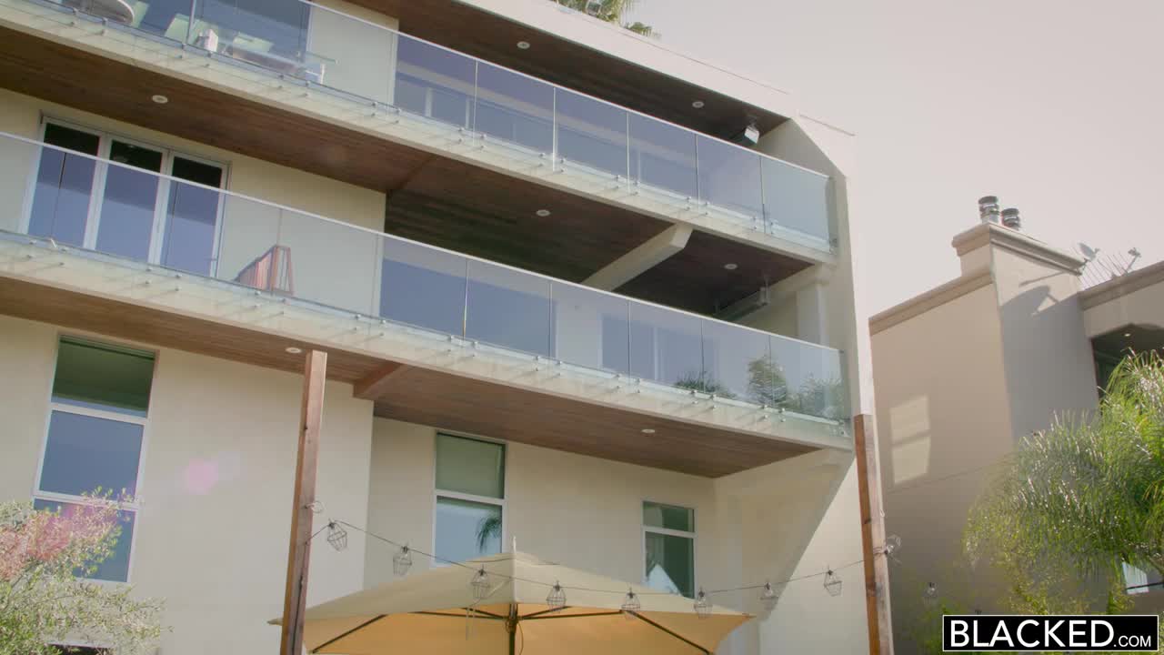 金髮碧眼的未婚妻在她的屁股上得到了黑色的大雞巴