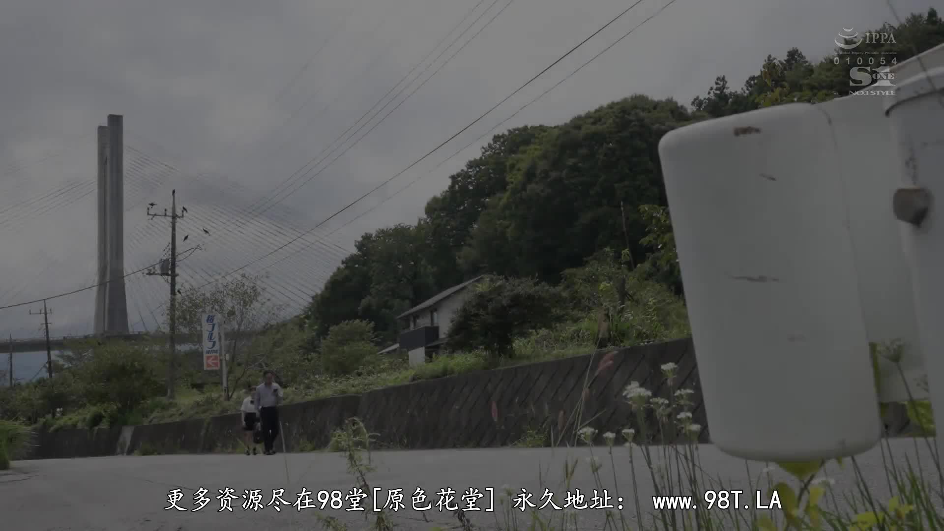 SONE_122_宇野みれい_被單純女學生喜歡失去理性的中年教師，假裝是父女過夜溫泉旅館，一整晚狂舔舐享受美白乳。
